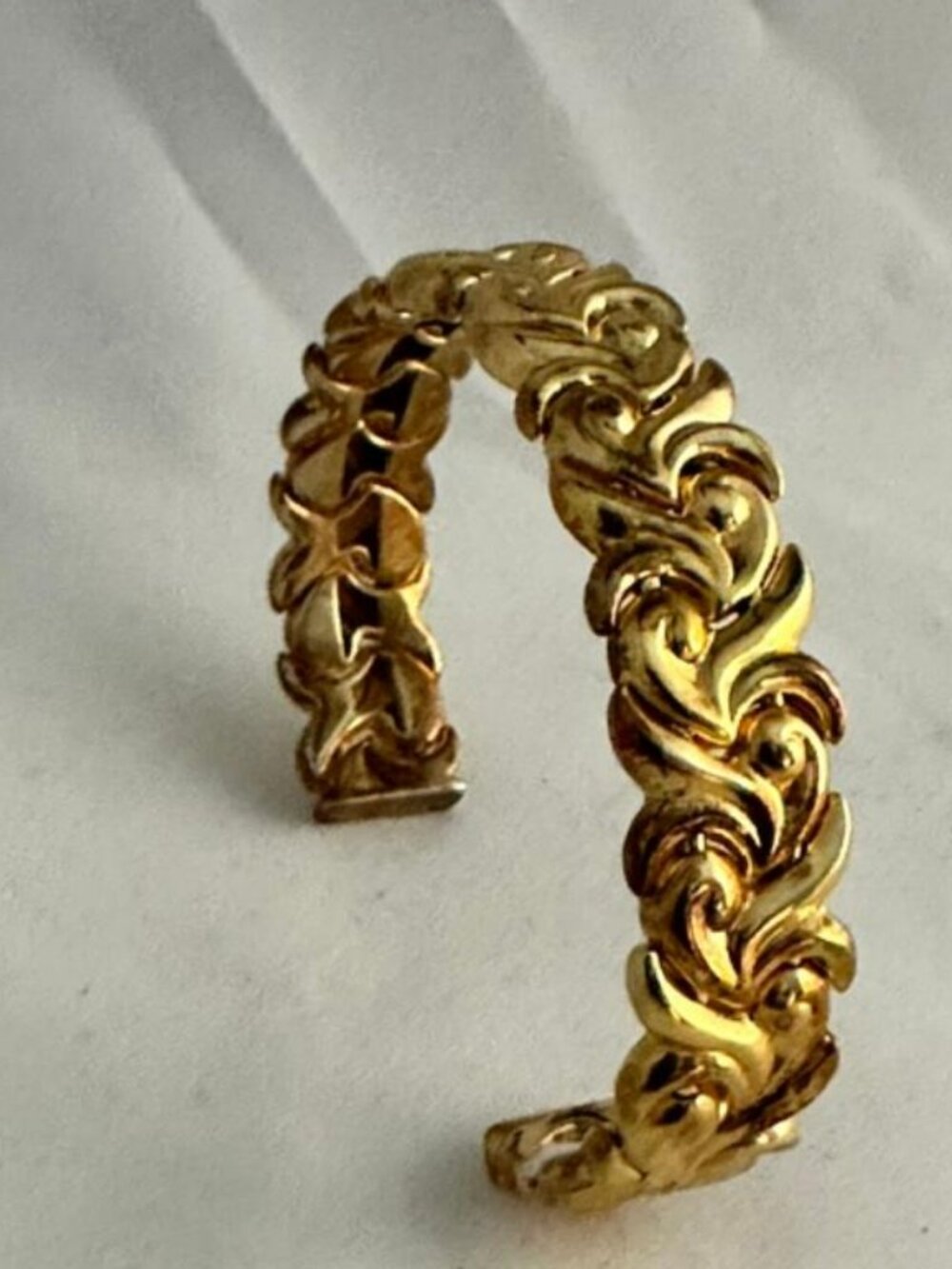 A FABULOUS WOMAN'S 18K GOLD -TONED BEAUTIFULLY FINISHED BRACELET !
